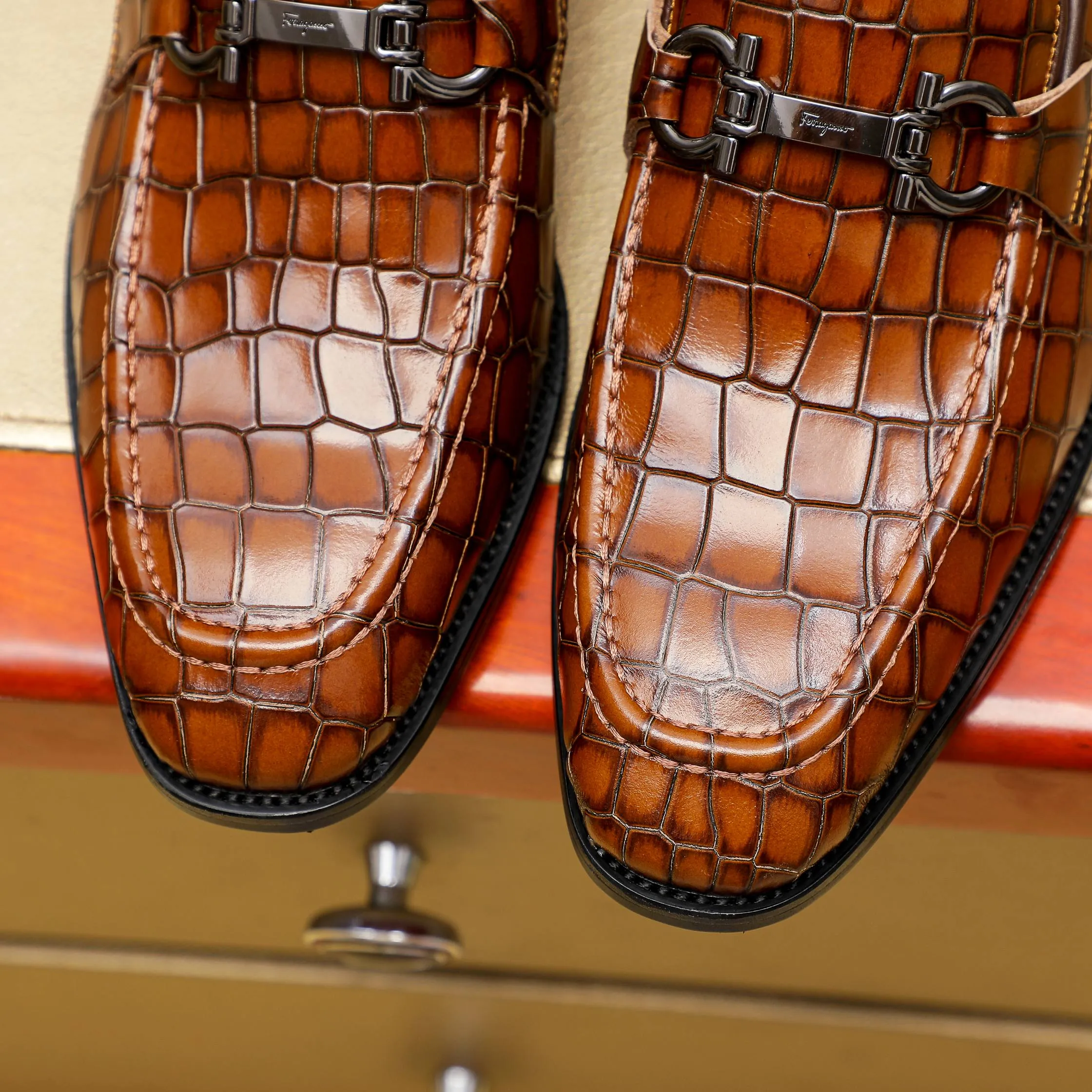 Men's shoes 💰460 🕷🕷🐂【Ferragamo】Ferragamo Popular fashion leather shoes🇨🇳Official website counter 1:1 production, original mold opening💯Good quality can be seen, imported high-end first-layer waxed calfskin, water-dyed🐂leather lining🌿very clear texture, high-quality waterproof, non-slip and wear-resistant outsole🎋high quality and low price, truly handmade🍓2 colors available! Code number 38-44……(45.46.Customized)